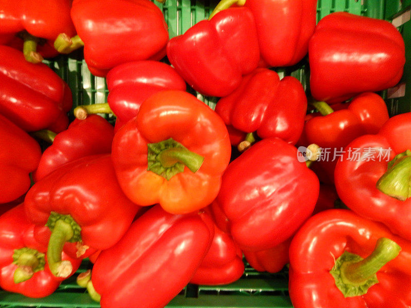 红灯笼椒/红辣椒(辣椒)的图像，超市的箱子